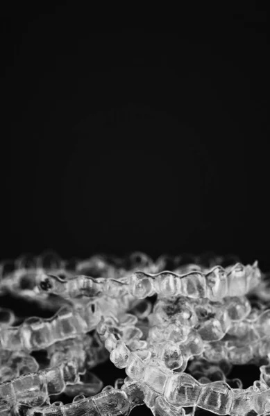 Siyah Arka Planda Görünmez Ortodonti Kozmetik Parantez Diş Hizalayıcılar Plastik — Stok fotoğraf