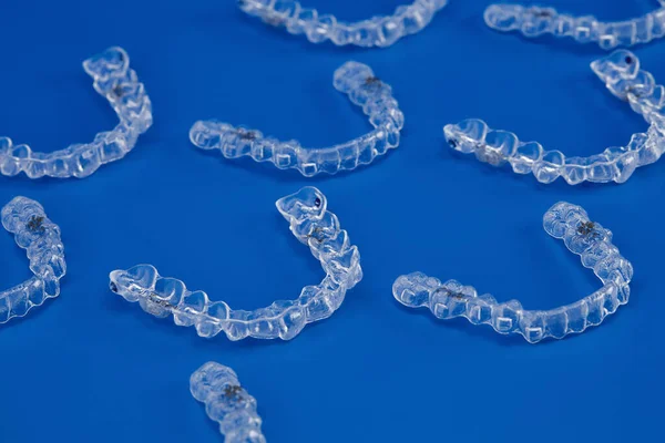 Neviditelné Ortodontika Kosmetické Závorky Modrém Pozadí Rovnátka Zubů Plastové Rovnátka Royalty Free Stock Fotografie