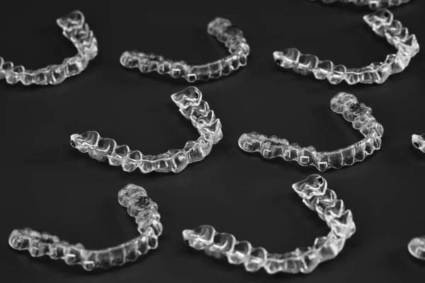Невидимі Ортодонтії Косметичні Дужки Чорному Тлі Вирівнювачі Зубів Пластикові Дужки — стокове фото