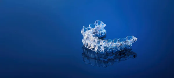 Αόρατος Ορθοδοντικός Αισθητικός Βραχίονας Μπλε Διαβάθμιση Φόντο Δόντια Aligners Πλαστικά — Φωτογραφία Αρχείου