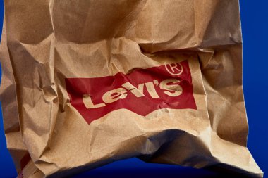 Levi 'ın kağıt alışveriş torbaları. Buruşuk kağıt torba. 26.03.2020, Rusya.