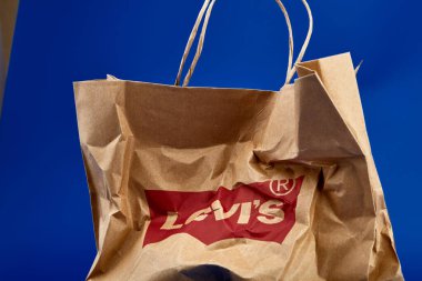 Levi 'ın kağıt alışveriş torbaları. Buruşuk kağıt torba. 26.03.2020, Rusya.