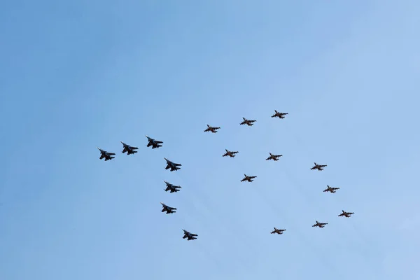 Aufstellung Von Kampfflugzeugen Form Der Nummern Probe Für Die Luftparade — Stockfoto