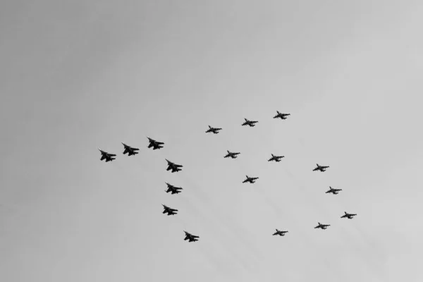 Vorming Van Gevechtsvliegtuigen Vorm Van Nummers Repetitie Van Luchtparade Ter — Stockfoto