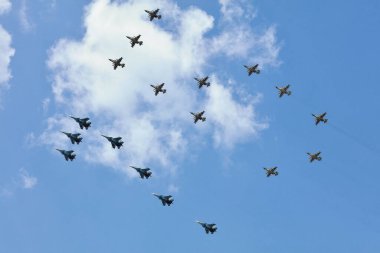 75 numaralı muharebe uçağının oluşumu. 2. Dünya Savaşı 'nın sona ermesinin 75. yıldönümü onuruna düzenlenen hava yürüyüşünün provası. 28.04.2020, Rostov-on-Don, Rusya.