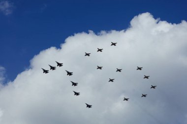 75 numaralı muharebe uçağının oluşumu. 2. Dünya Savaşı 'nın sona ermesinin 75. yıldönümü onuruna düzenlenen hava yürüyüşünün provası. 28.04.2020, Rostov-on-Don, Rusya.