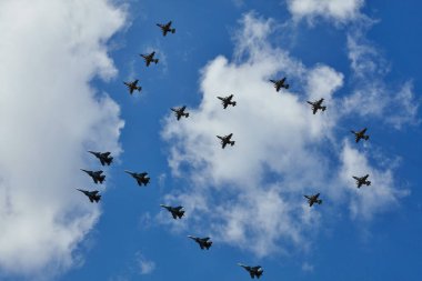 75 numaralı muharebe uçağının oluşumu. 2. Dünya Savaşı 'nın sona ermesinin 75. yıldönümü onuruna düzenlenen hava yürüyüşünün provası. 28.04.2020, Rostov-on-Don, Rusya.
