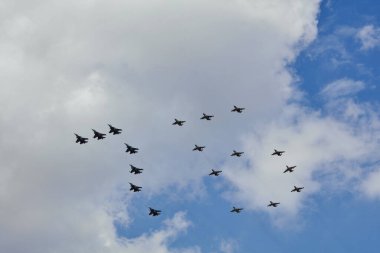 75 numaralı muharebe uçağının oluşumu. 2. Dünya Savaşı 'nın sona ermesinin 75. yıldönümü onuruna düzenlenen hava yürüyüşünün provası. 28.04.2020, Rostov-on-Don, Rusya.