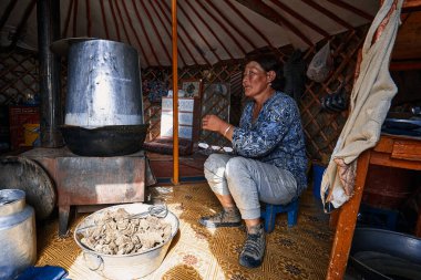 Moğol yurdunun hayatı. Göçebenin evinin içi. Moğol ailesi evde. 06.09.2019. Gobi Çölü, Moğolistan.