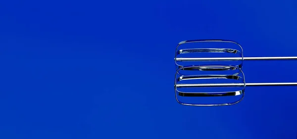 混合搅拌机和面团钩 烘焙的概念 蓝色背景的搅拌机的击球手 厨房的机械助理 — 图库照片