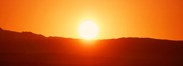 Prachtige Zonsopgang Bergen Omtrek Van Bergen Oranje Dageraad Schijf Van — Stockfoto