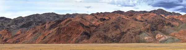 モンゴルの山の中で牧草地 モンゴルの風景 ゴビ砂漠の山々のパノラマ — ストック写真