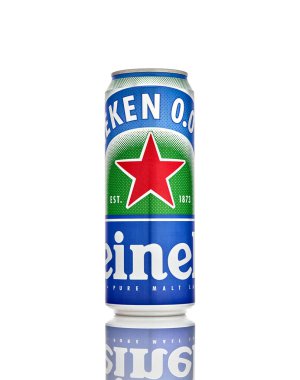 Heineken 0.0 alkolsüz bira tenekesi, Hollandalı bira şirketi Heineken International tarafından üretilen beyaz arka planda izole edilmiştir. 21.06.2019, Rostov-on-Don, Rusya.