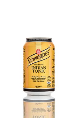 Schweppes Hint toniği, beyaz arka planda izole edilmiş, yansımalı. Meşhur meşrubat. 21.06.2019, Rostov-on-Don, Rusya.