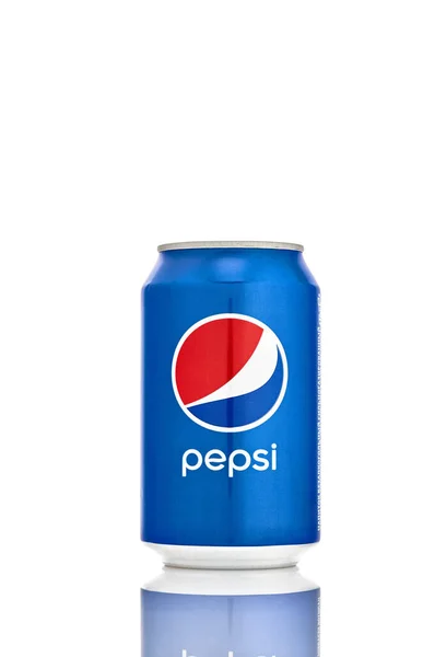 Lata Pepsi Isolar Fundo Branco Com Reflexão Refrigerante Popular 2019 — Fotografia de Stock