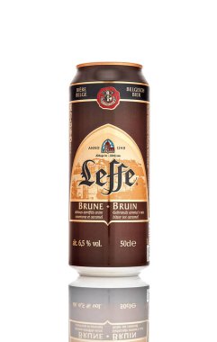 Beyaz arka planda alüminyum şişe Leffe Brune birası. Leffe, InBev Belçika 'nın Abbey birası olarak pazarladığı bir bira markası. 21.06.2019, Rostov-on-Don, Rusya.