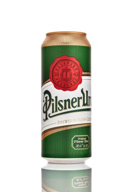 Bir kutu Pilsner Urquell birası beyaza izole edilmiş. 1842 'den beri Pilsen, Çek Cumhuriyeti' nde üretiliyor. 21.06.2019, Rostov-on-Don, Rusya.