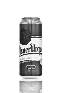 Bir kutu Pilsner Urquell birası beyaza izole edilmiş. 1842 'den beri Pilsen, Çek Cumhuriyeti' nde üretiliyor. 21.06.2019, Rostov-on-Don, Rusya.