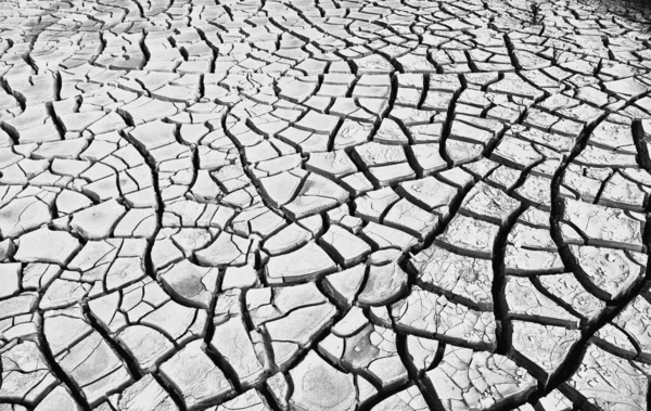 空中俯瞰美丽的地面裂缝 深深的裂缝 热和干旱的影响 全球变暖的影响 破碎的沙漠景观 — 图库照片