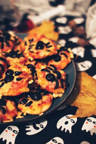 Mini pizza com aranhas para o Halloween — Fotografia de Stock