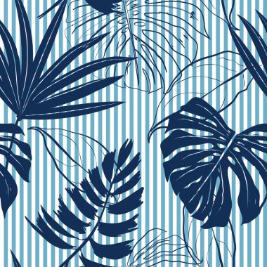 Donanma mavi tropikal ormanı gökyüzünde parlak bir hava bırakır. 