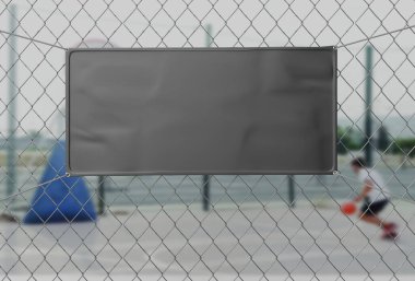Açık havada boş bir vinil pankart çitte asılı duruyor. 3d illüstrasyon.