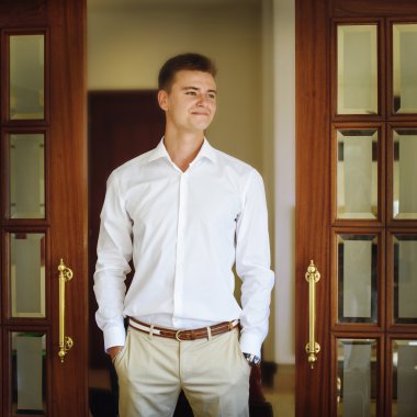 Düğünden önce yakışıklı genç