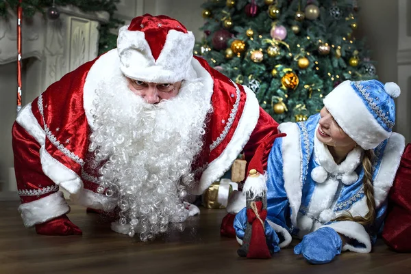 Santa Claus presionado junto con una niña de nieve —  Fotos de Stock