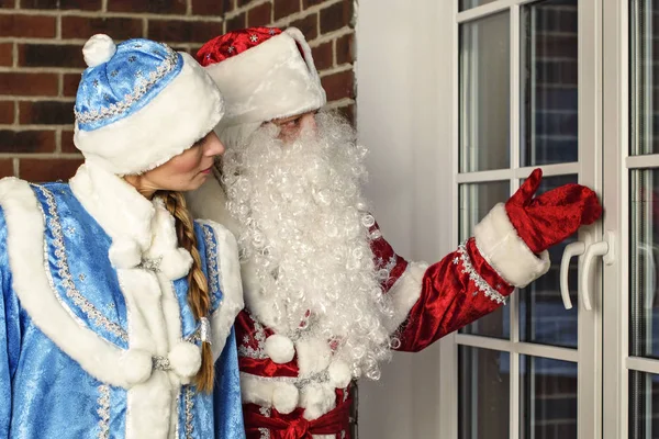 Glücklicher Weihnachtsmann und Schneemädchen — Stockfoto