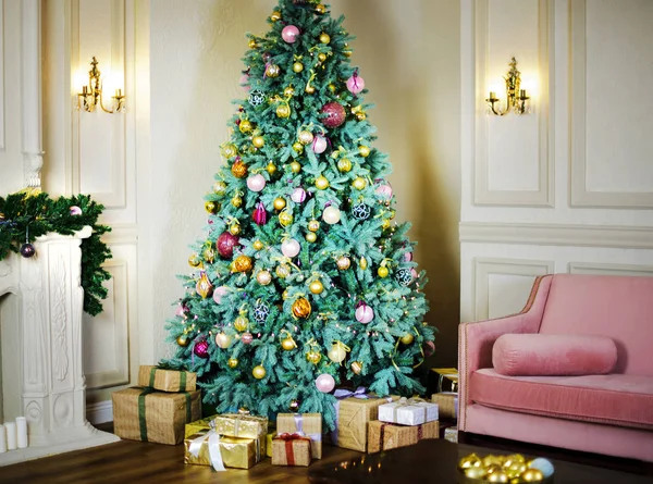 Kerstboom met geschenken — Stockfoto