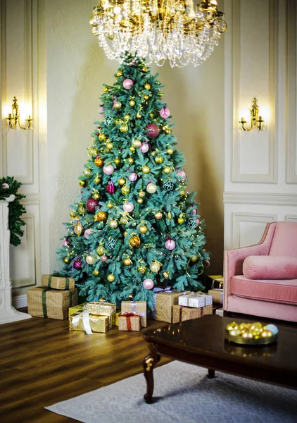 有礼物的圣诞树 — 图库照片