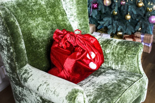 Schöner Stuhl mit Weihnachtsgeschenktüte — Stockfoto