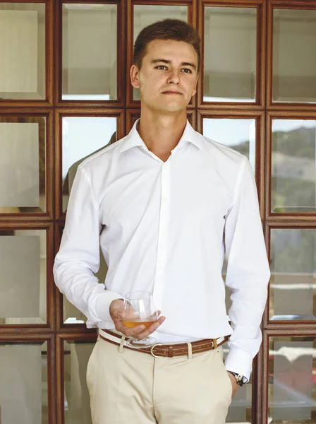 Porträtt av en affärsman som håller glas whiskey — Stockfoto