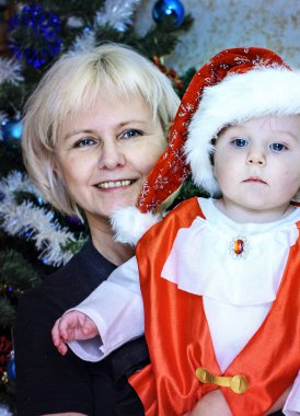 Noel Baba ve büyük annesi giyinmiş şirin bebek