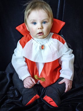 Şirin Bebek Noel Baba gibi giyinmiş 