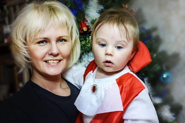 Bébé mignon habillé en Père Noël et sa grand-mère — Photo