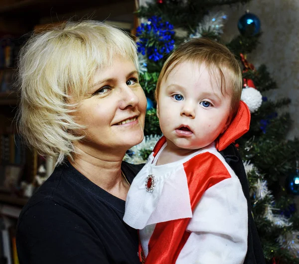 Bébé mignon habillé en Père Noël et sa grand-mère — Photo