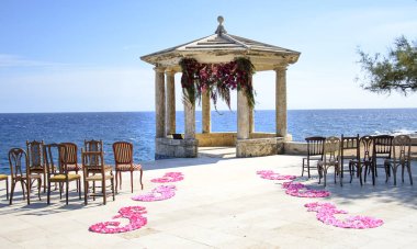 Düğün kemer, Akdeniz kıyısında dekore edilmiştir. Güzel bir şekilde dekore edilmiş ve romantik düğün. Taş çardak düğün töreni için dekore edilmiştir..