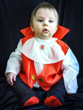 güzel bebek çocuk 7 ay sonra Drakula kostümü