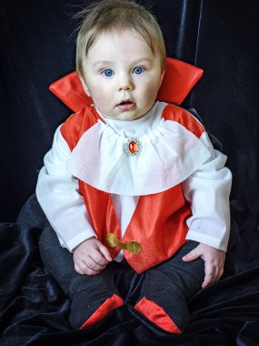 güzel bebek çocuk 7 ay sonra Drakula kostümü