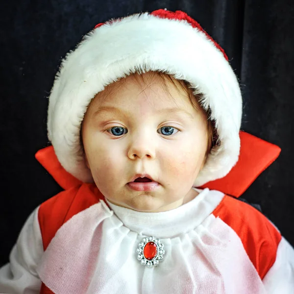 Vackra pojke 7 månader i Dracula kostym — Stockfoto