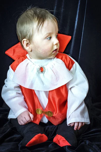 Krásný chlapeček 7 měsíců v kostým Drákula — Stock fotografie