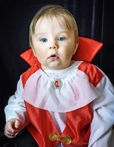 Krásný chlapeček 7 měsíců v kostým Drákula — Stock fotografie