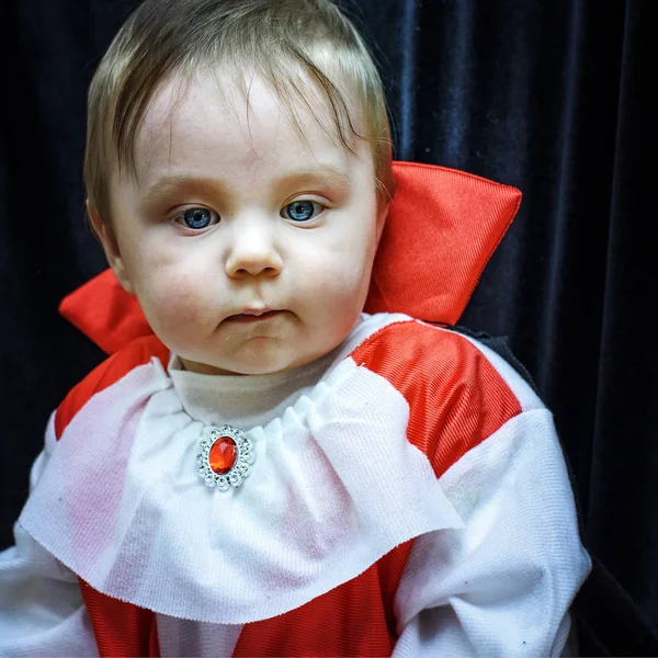 Hermoso bebé niño 7 meses en traje de Drácula — Foto de Stock