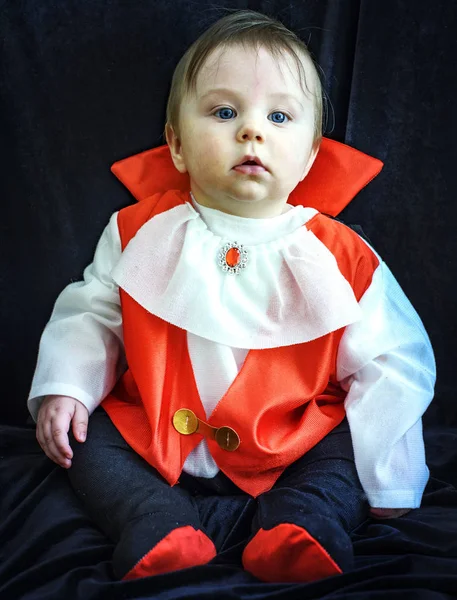 güzel bebek çocuk 7 ay sonra Drakula kostümü