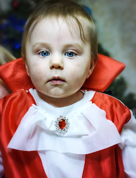 Hermoso bebé niño 7 meses en traje de Drácula —  Fotos de Stock
