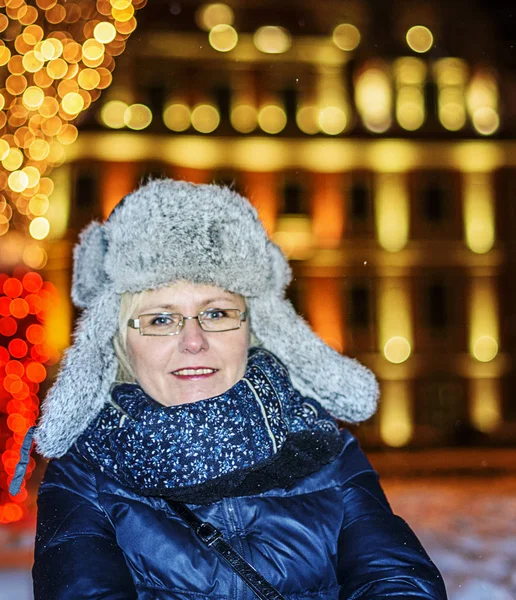 クリスマスに路上で冷たい女性冬 — ストック写真