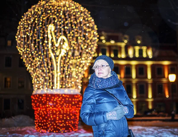 Donna inverno freddo per strada a Natale — Foto Stock