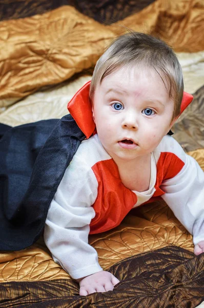 Красивый мальчик 7 месяцев в костюме Дракулы — стоковое фото