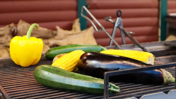 Faire griller les légumes lors d'un barbecue extérieur ou d'un pique-nique. Homme préparant un barbecue aux légumes, en été, fond de lumière directe du soleil. Sensation estivale. Amuse-gueule végétalien fumé . — Photo